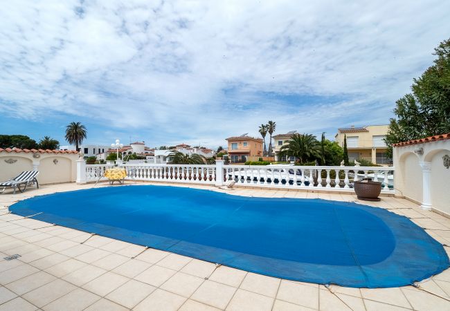 Villa in Empuriabrava - LV22 CAP RAS