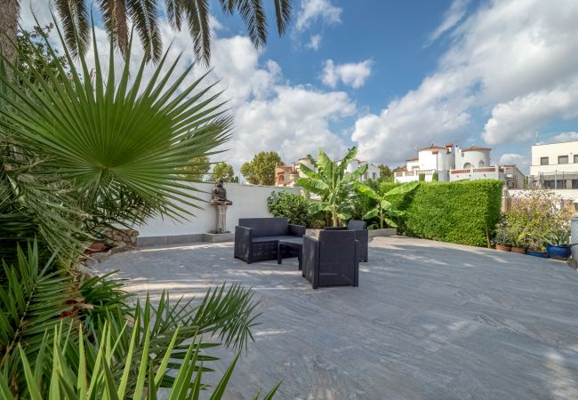 Villa in Empuriabrava - LV33 EMPURIES C