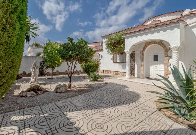 Villa in Empuriabrava - LV33 EMPURIES C