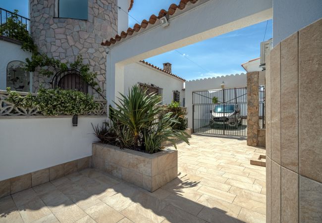 Villa in Empuriabrava - LV35 EMPURIES C