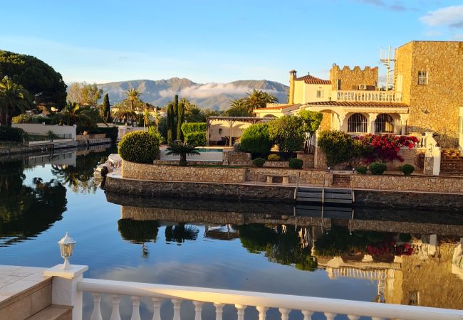 Villa in Empuriabrava - LV35 EMPURIES C