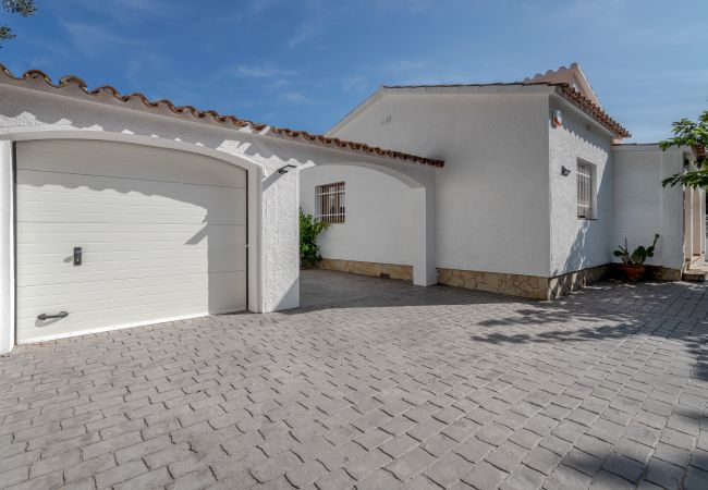 Villa in Empuriabrava - ILH03 MONTSENY