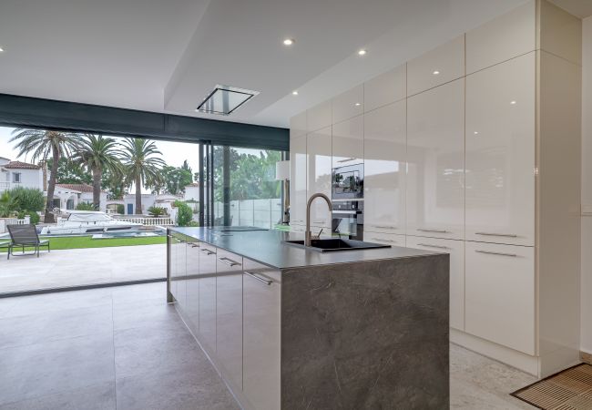 Villa in Empuriabrava - LV21 CAP RAS