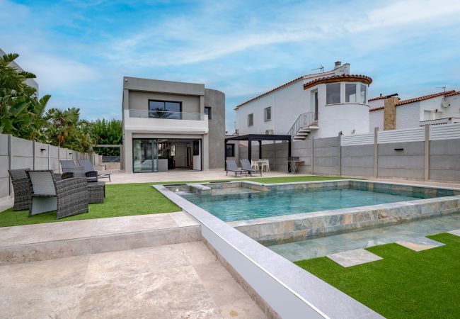 Villa in Empuriabrava - LV21 CAP RAS