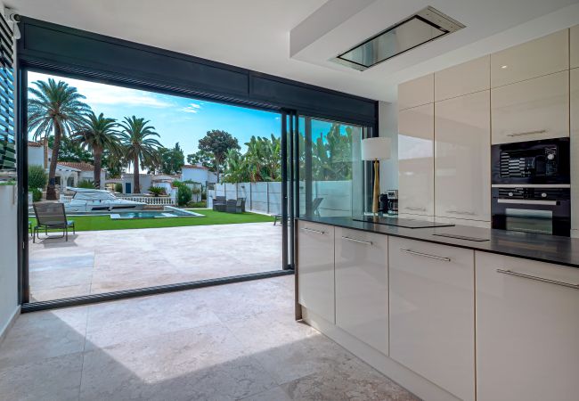 Villa in Empuriabrava - LV21 CAP RAS